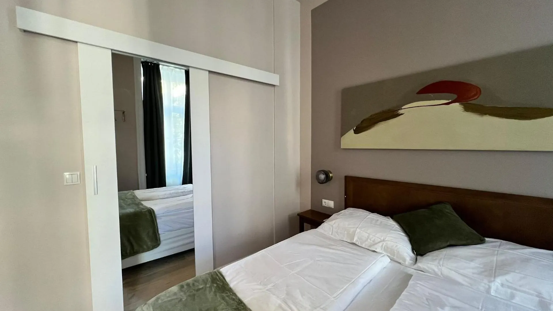 1 Aprt & 5 Stylish Hotel Rooms, Comfort & Convenience Combined Vienna