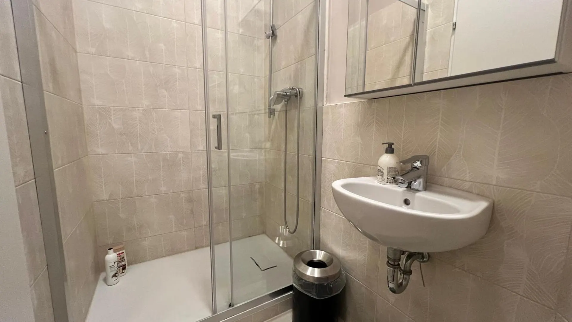 1 Aprt & 5 Stylish Hotel Rooms, Comfort & Convenience Combined Vienna