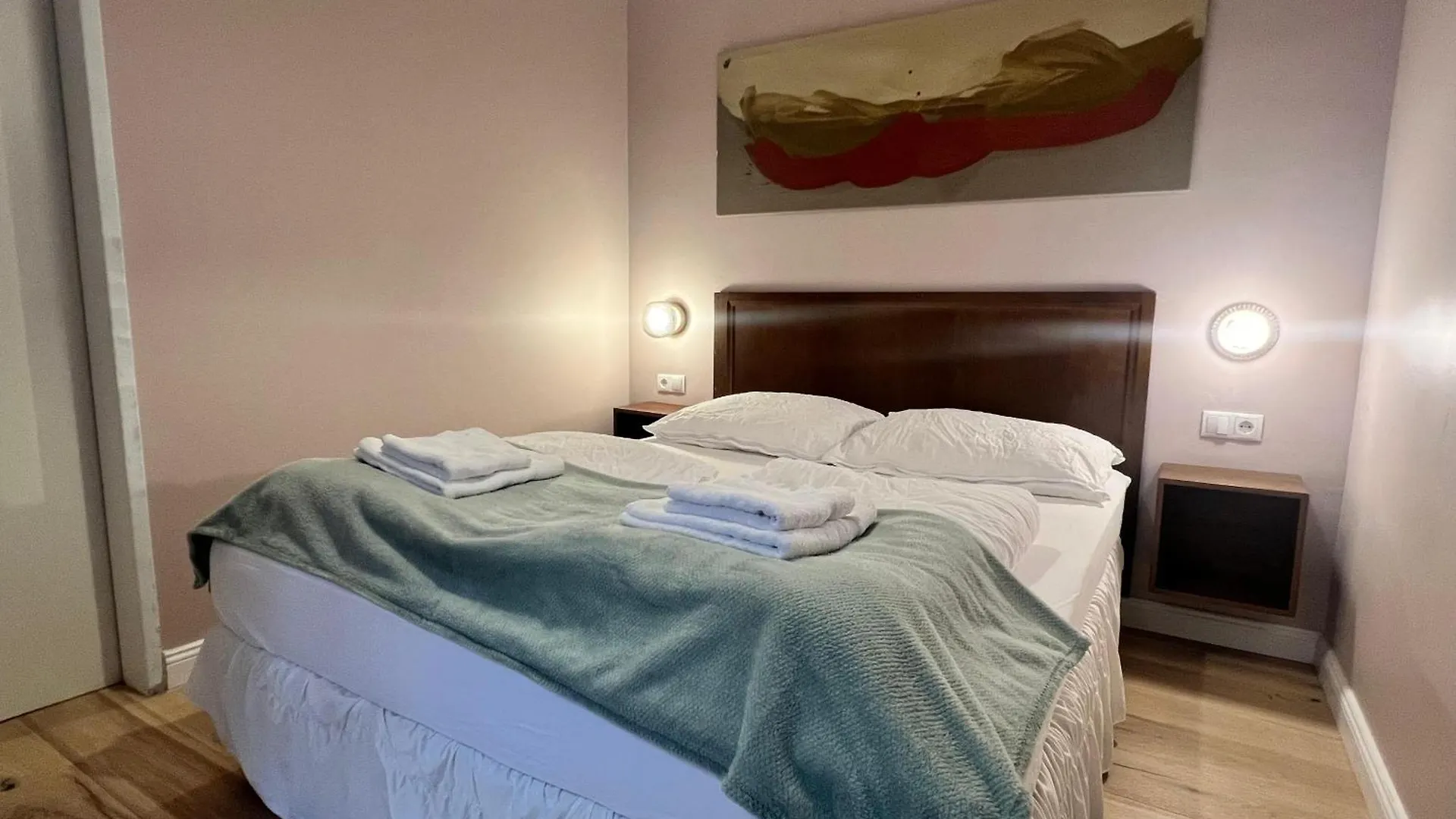 1 Aprt & 5 Stylish Hotel Rooms, Comfort & Convenience Combined Vienna